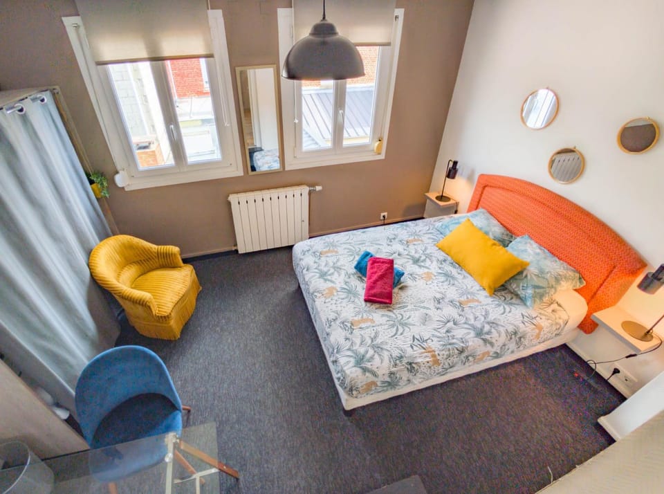 Bed, Bedroom, towels