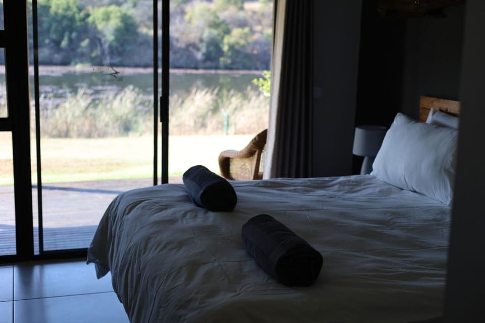 Bed, Bedroom, Garden view