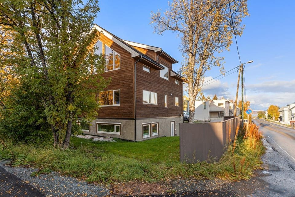 Property building, Spring, Day, Neighbourhood, Garden, Garden view, Street view