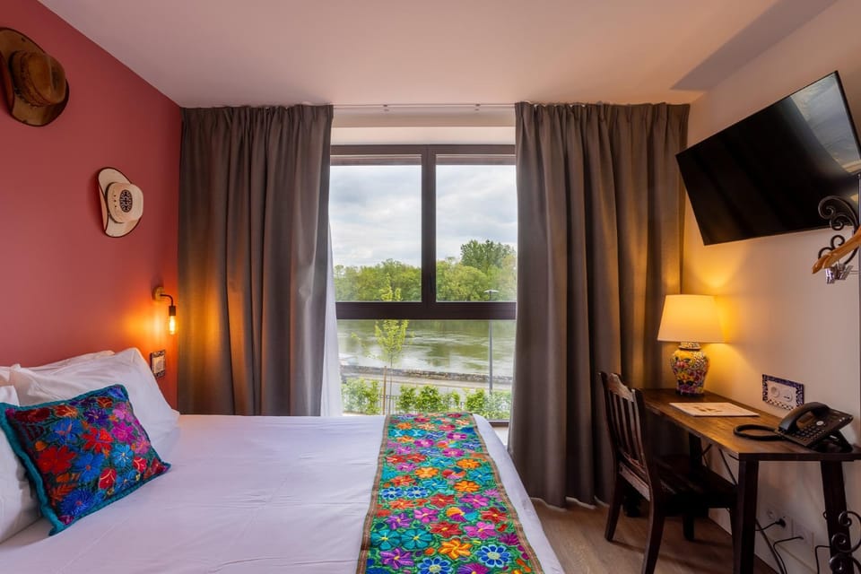 Bed, TV and multimedia, Bedroom, River view