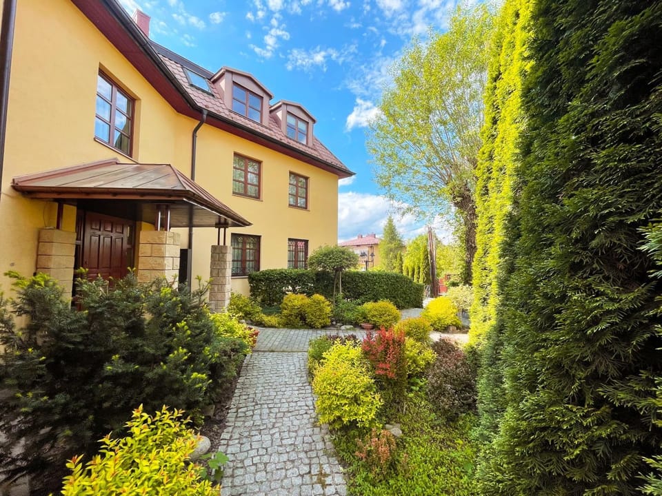 Property building, Facade/entrance, Garden, Garden view