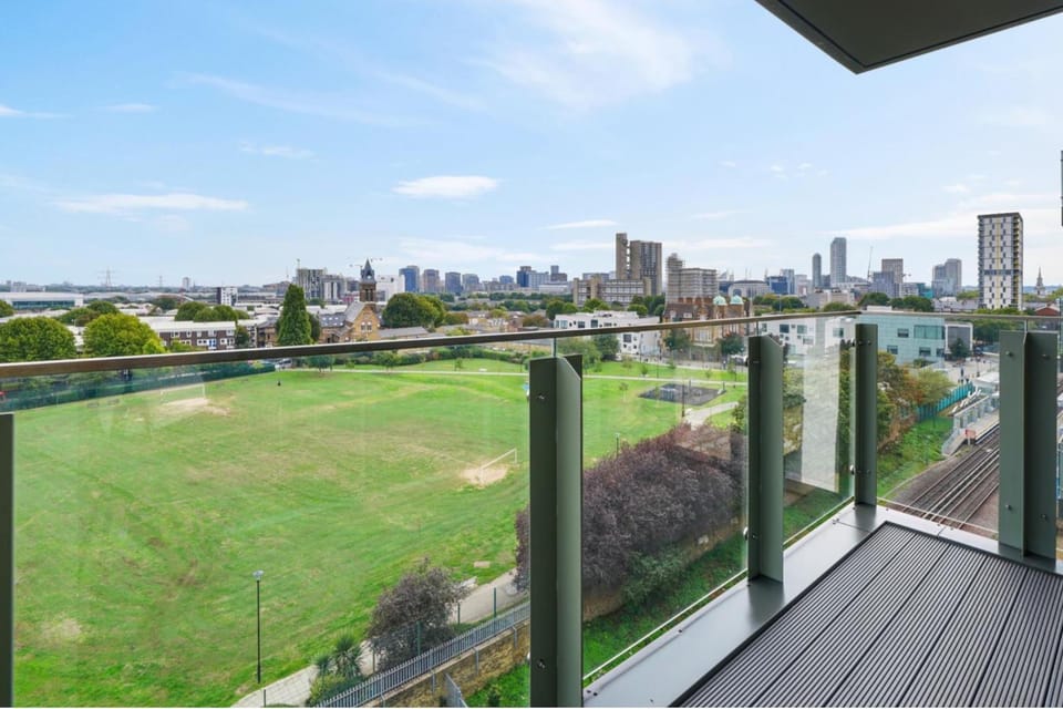 Skyline View 1 Bed Apartment Sleeps 2 - Balcony Apartment in London