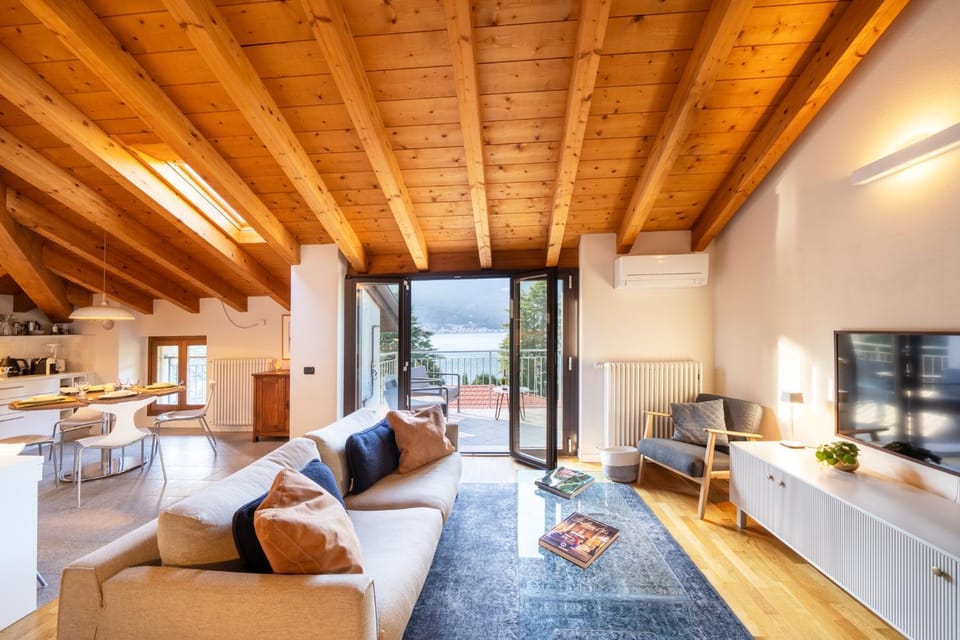 Natural landscape, TV and multimedia, Living room, Seating area, Evening entertainment, Lake view