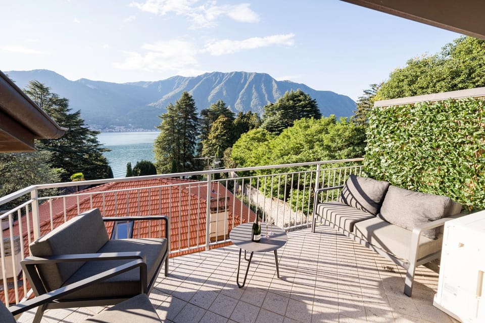 Natural landscape, Balcony/Terrace, Seating area, Lake view, Mountain view