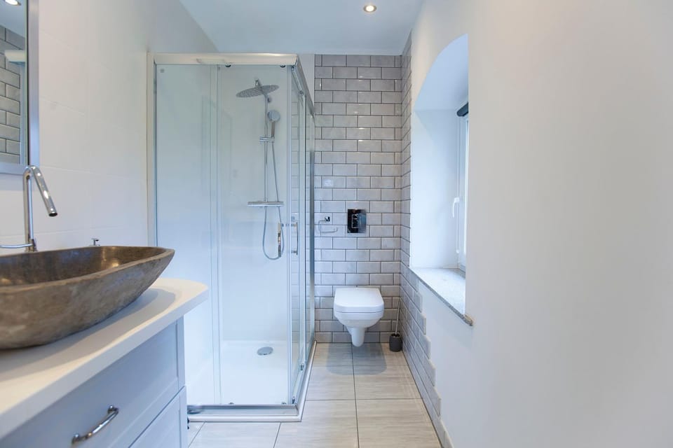 Shower, Toilet, Bathroom, towels