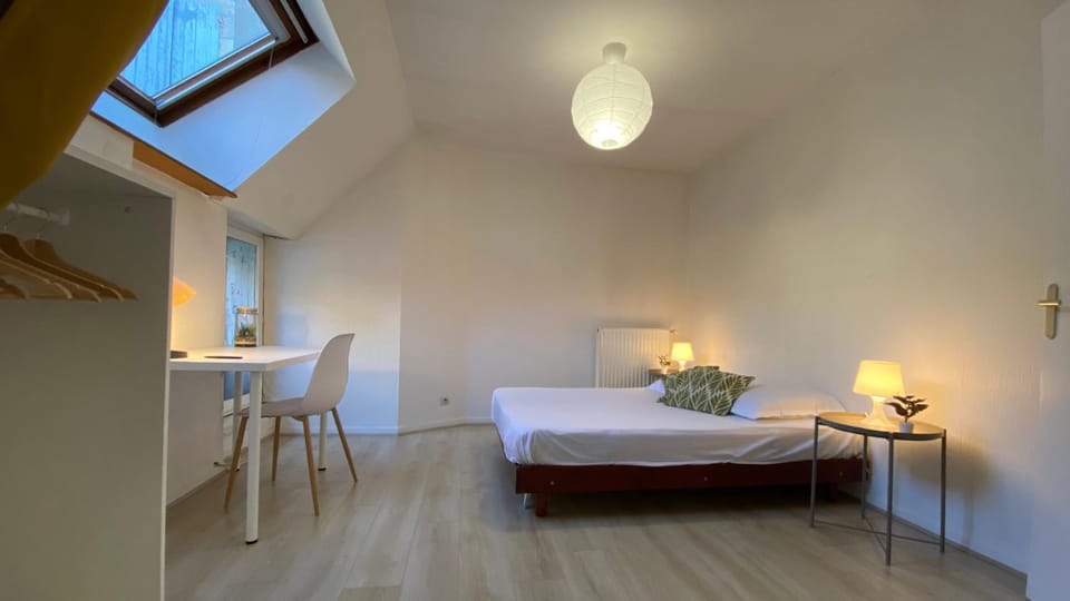 Bed, Photo of the whole room, Bedroom