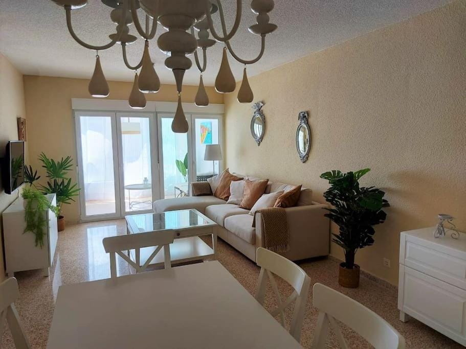 Sunny, spacious 3 bedroom apartment with seaview - L1 Red line stop PARADIS 2 min walk from rental Apartment in Villajoyosa