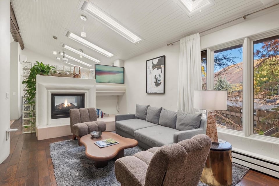 Aspen Stash Pad with Fireplace, Parking, W/D Apartment in Aspen
