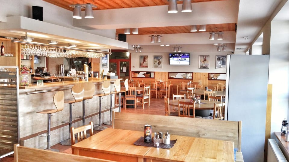 Restaurant/places to eat, Restaurant/places to eat, Food and drinks