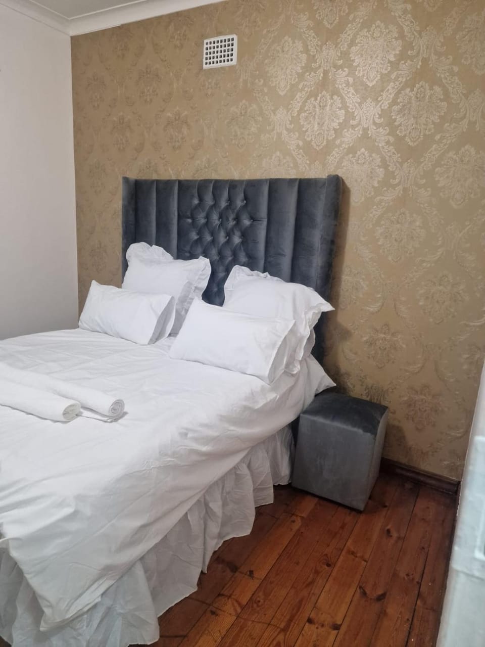 Photo of the whole room, Bedroom