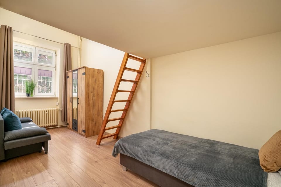 Bed, Seating area