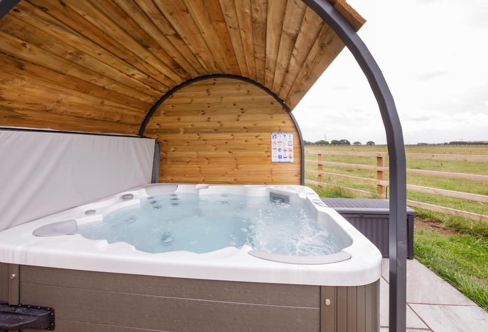 Little Meadow Pods with Hot Tub Campground/ 
RV Resort in England