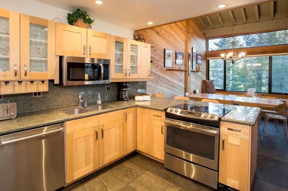Updated 5 Bedroom 3 bathroom townhome Slopeside at 1849 Condos 671 sleeps 10 House in Mammoth Lakes