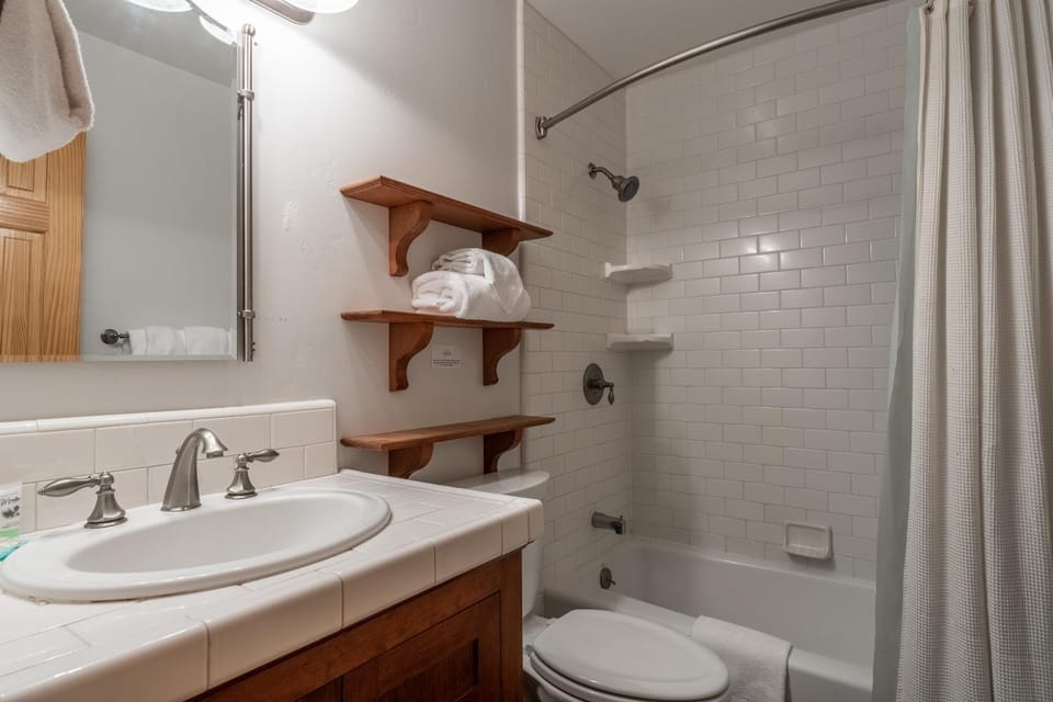 Updated 5 Bedroom 3 bathroom townhome Slopeside at 1849 Condos 671 sleeps 10 House in Mammoth Lakes