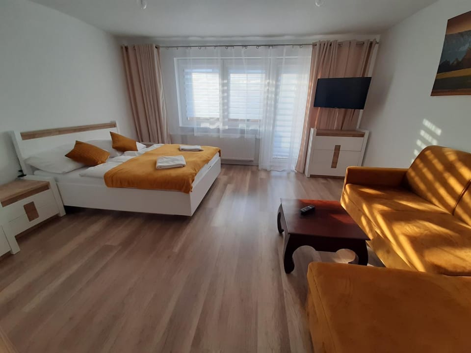 TV and multimedia, Balcony/Terrace, Photo of the whole room, Seating area, Bedroom