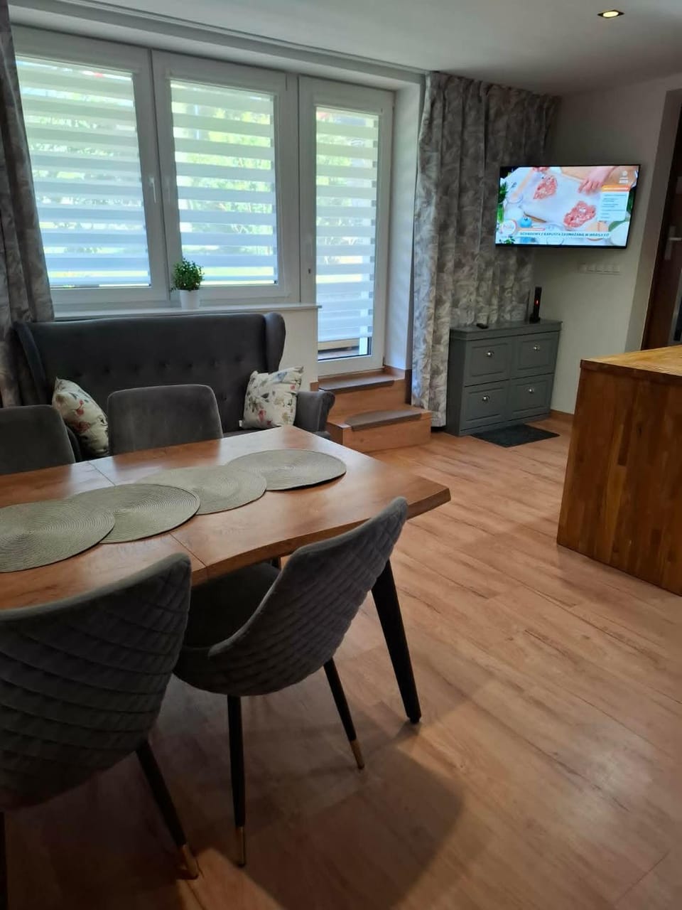 TV and multimedia, Living room, dishwasher, microwave, stove, kitchen