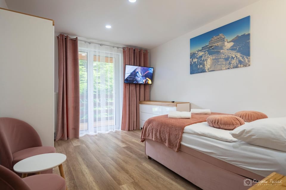 Bed, TV and multimedia, Balcony/Terrace, Photo of the whole room, Bedroom, furniture, locker, locker, towels, wardrobe