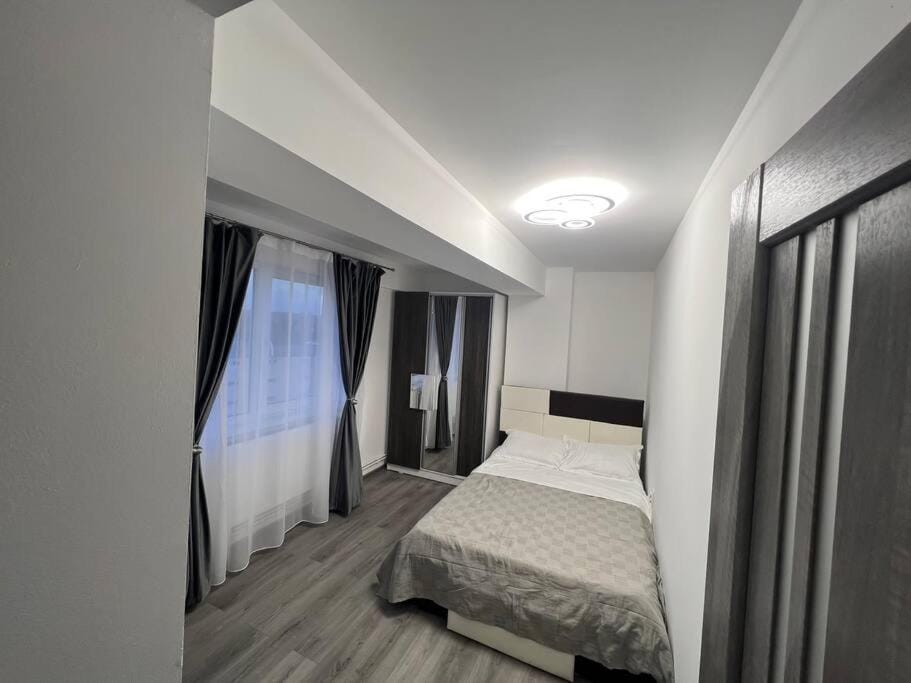 Lovely flat with bathtub 5 mins from center Apartment in Craiova