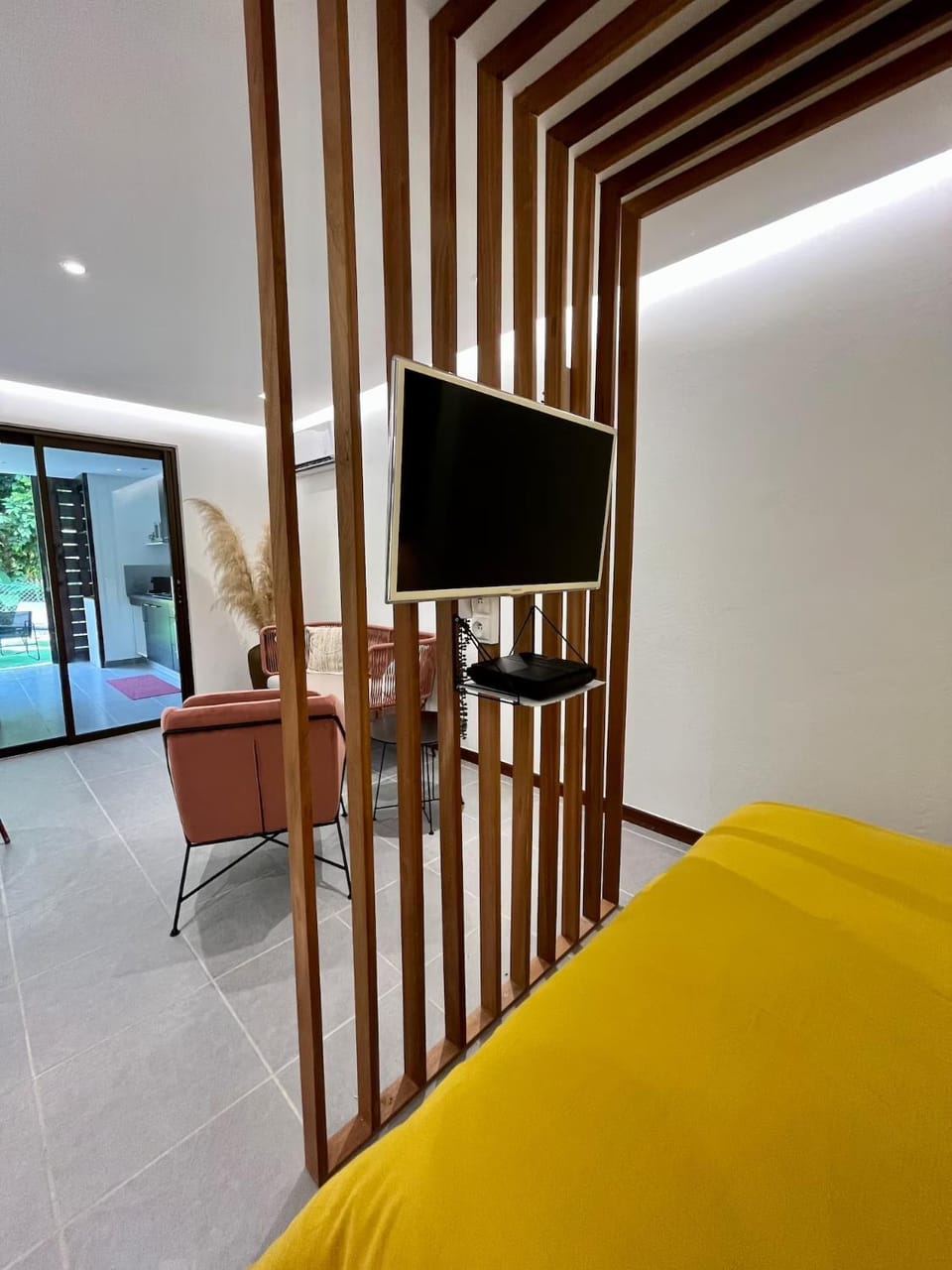 Bed, TV and multimedia, Photo of the whole room