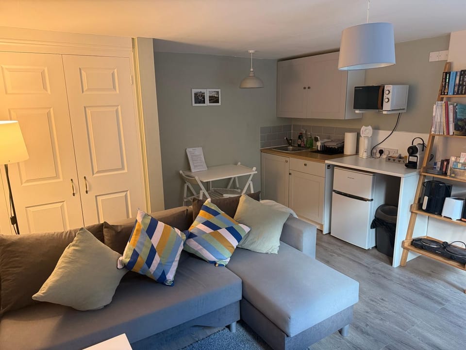 Coffee/tea facilities, Kitchen or kitchenette, Seating area