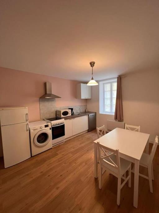 Kitchen or kitchenette, Dining area, dishwasher, minibar, pet friendly, stove