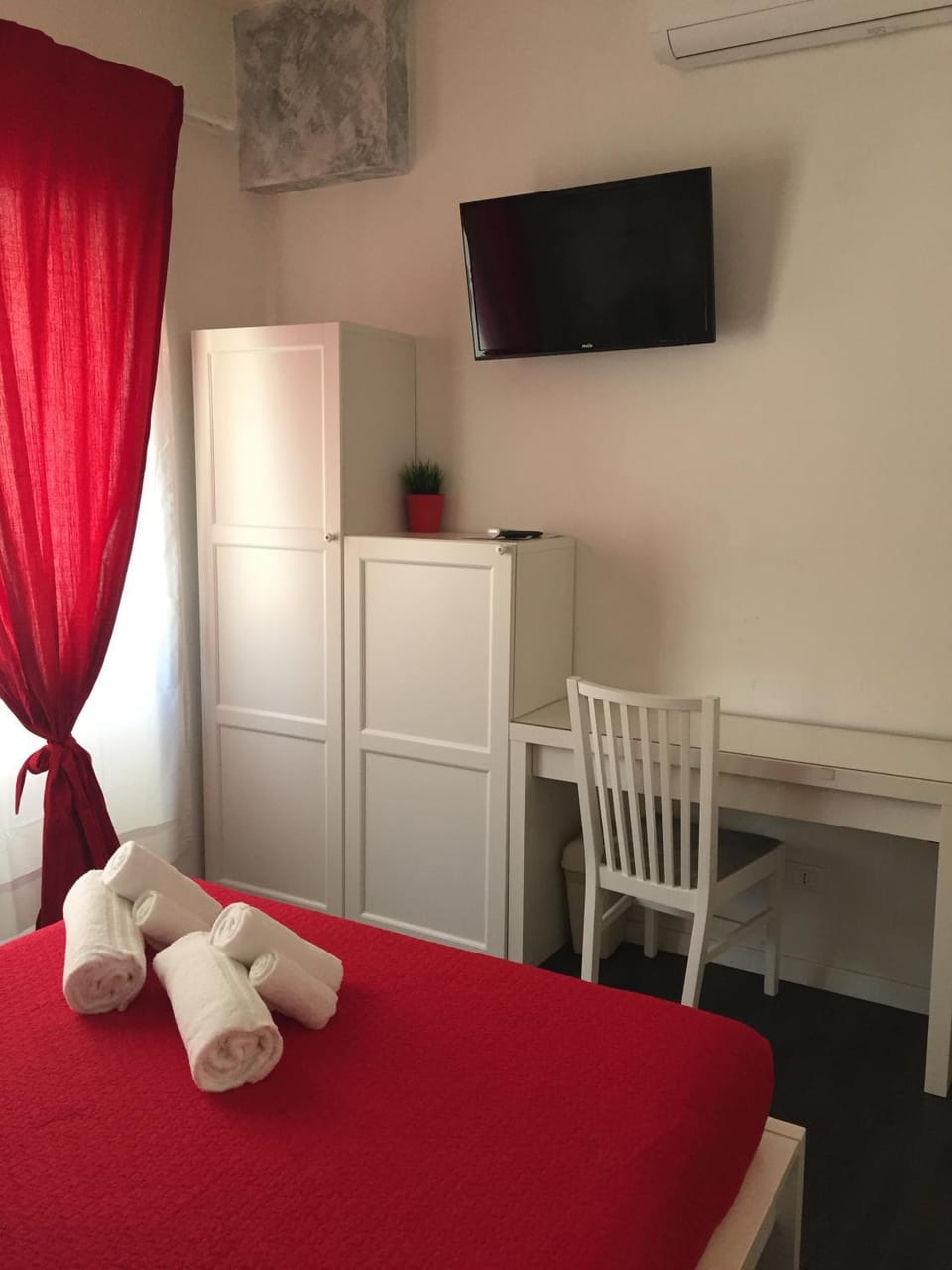 Bed, Other, Photo of the whole room
