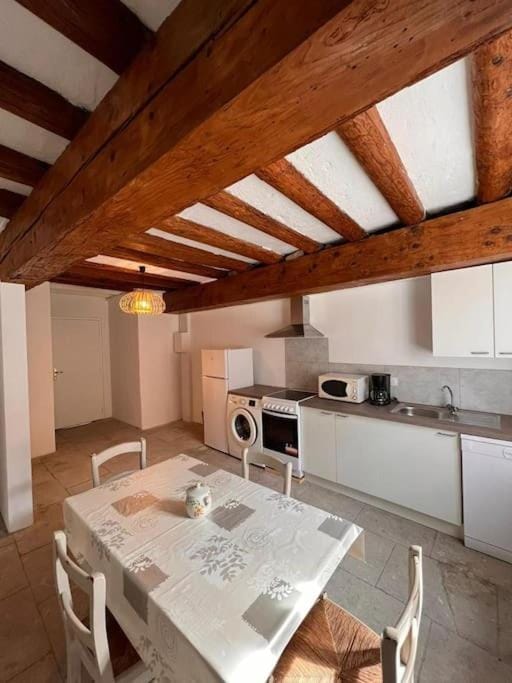 Kitchen or kitchenette, Dining area, minibar, pet friendly, stove