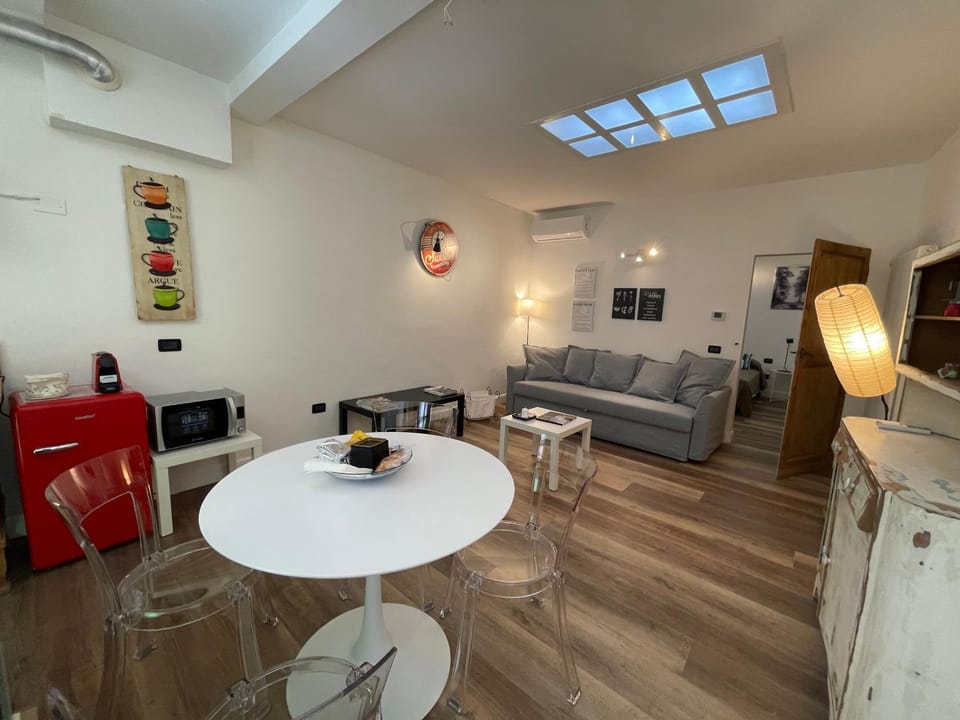 Photo of the whole room, Dining area