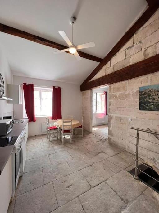 Kitchen or kitchenette, Dining area, fireplace, minibar, pet friendly, stove