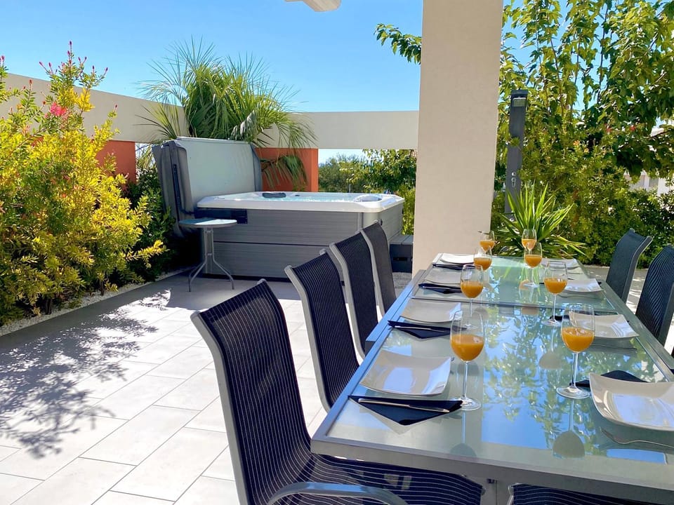 Shower, Hot Tub, Balcony/Terrace, Spa and wellness centre/facilities, Food and drinks, Seating area, Dining area, Garden view, Breakfast, Lunch, Dinner
