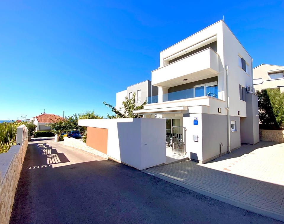 Property building, Facade/entrance, Day, Balcony/Terrace, Street view, Parking