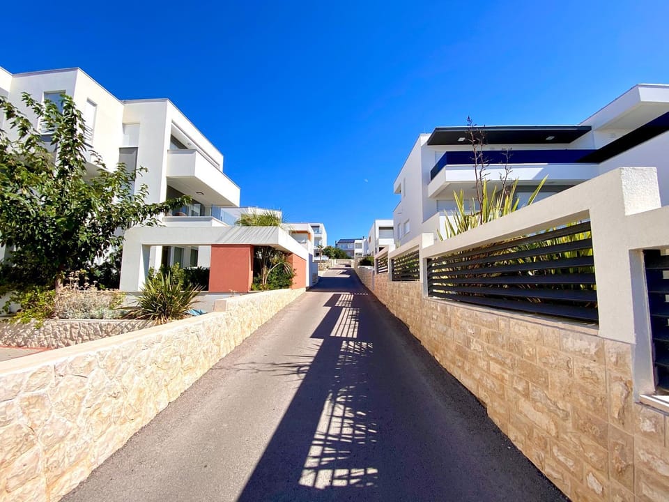 Property building, Facade/entrance, Day, Neighbourhood, Street view, Parking