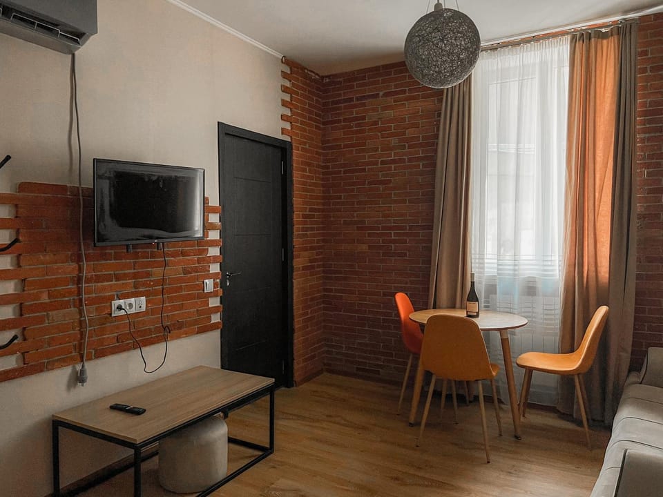 TV and multimedia, Seating area, Dining area