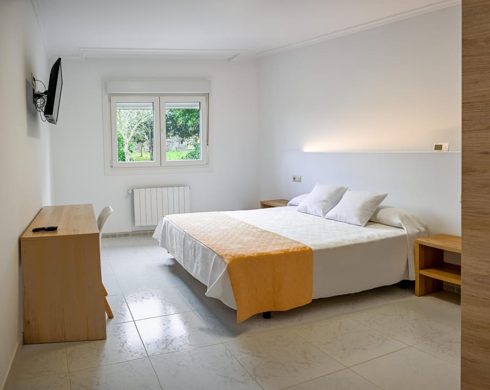 Bed, TV and multimedia, Photo of the whole room, Bedroom, internet