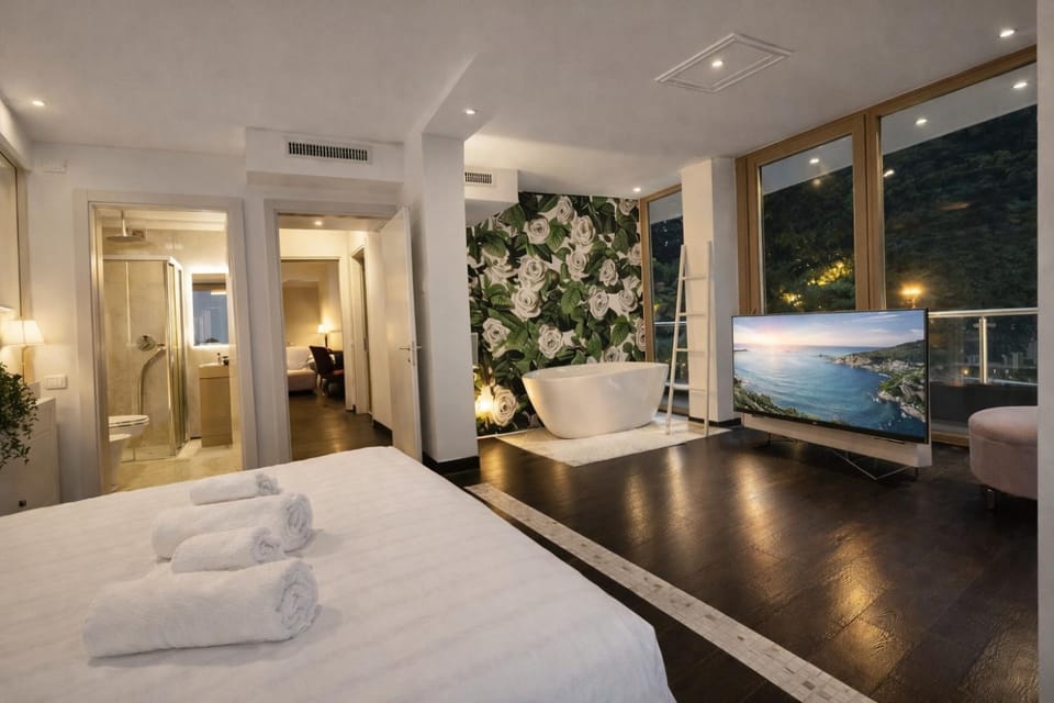 Bed, TV and multimedia, Bedroom