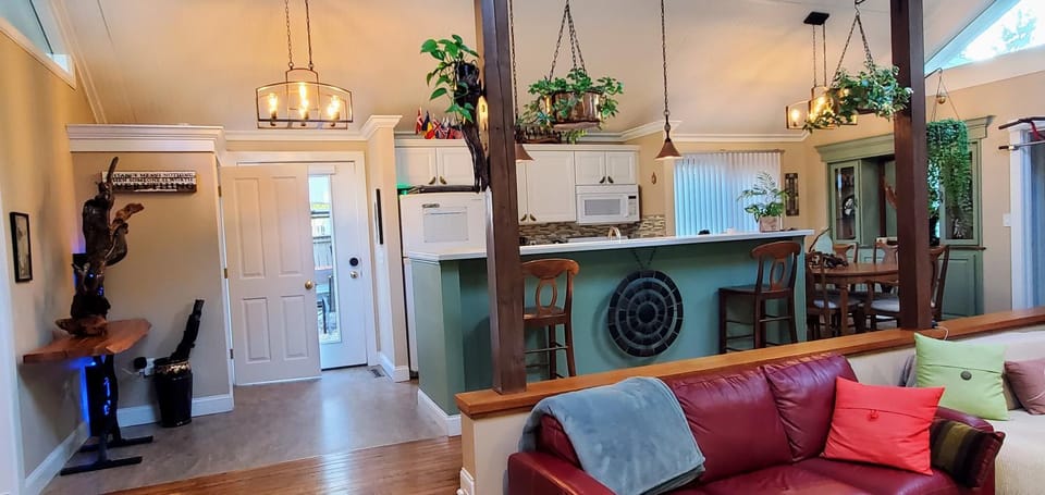TV and multimedia, Kitchen or kitchenette, Kitchen or kitchenette, Living room, Seating area, Dining area, fireplace, minibar, pet friendly, air conditioner