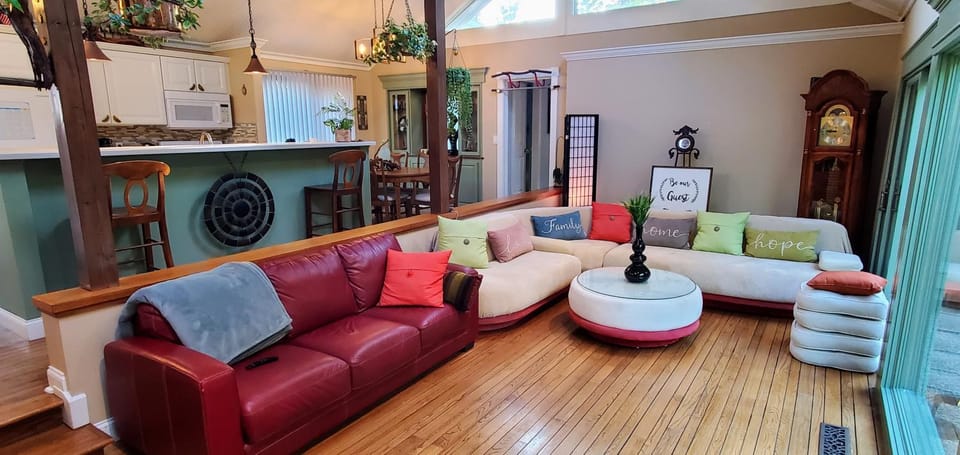 Communal lounge/ TV room, Natural landscape, Game Room, Karaoke, Living room, Decorative detail, Decorative detail, Evening entertainment, Entertainment, Inner courtyard view, hair dresser, hair dresser, locker, locker, air conditioner