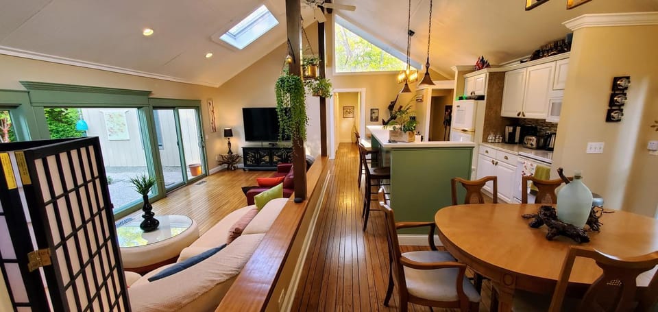 Living room, Decorative detail, Dining area, Evening entertainment, Communal kitchen, Entertainment, Inner courtyard view, locker, locker, kitchen
