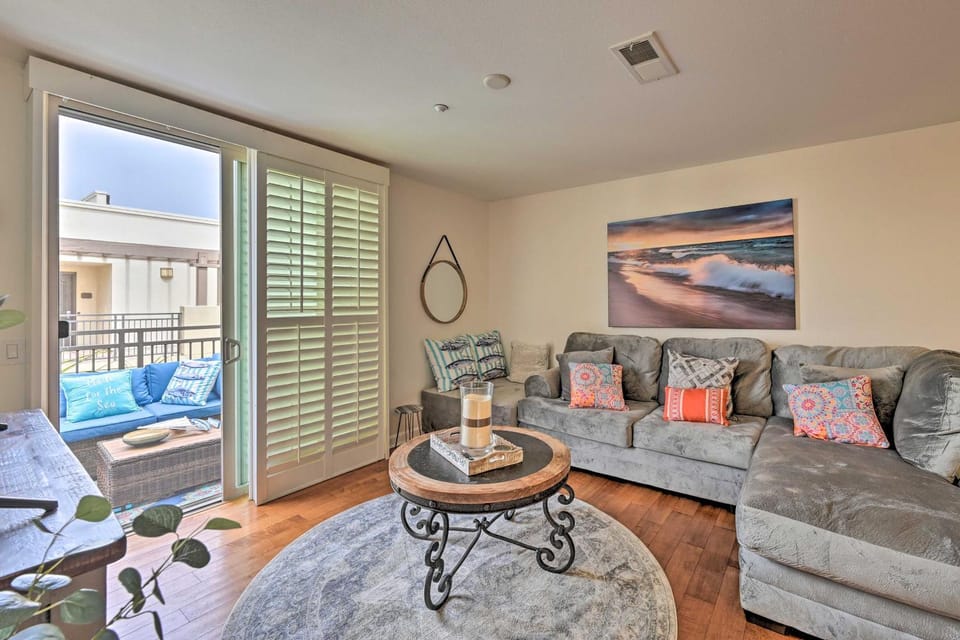 Breezy Oceanside Condo < 1/2 Mi to Beach! House in Oceanside