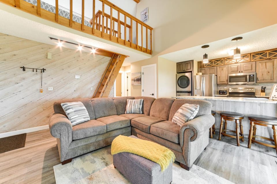 Bellaire Ski Condo: 1 Mi to Summit Mountain! House in Michigan