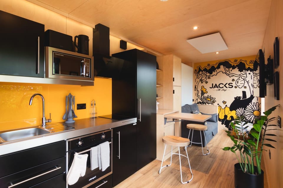 Kitchen or kitchenette, Photo of the whole room, Dining area, minibar, pet friendly, stove