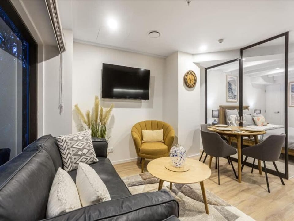 Condo in Queen St CBD w Pool and Gym Zodiak Stays House in Auckland