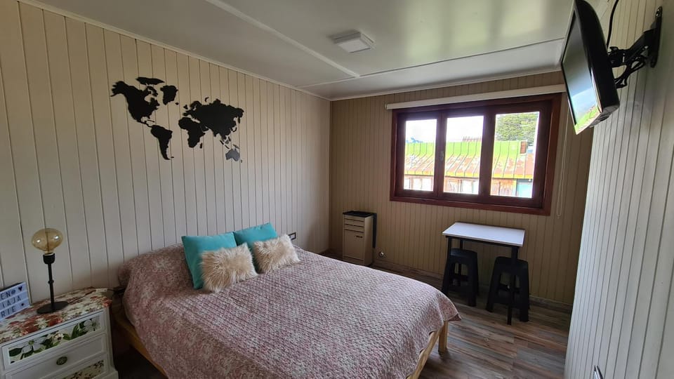 TV and multimedia, Photo of the whole room, Bedroom