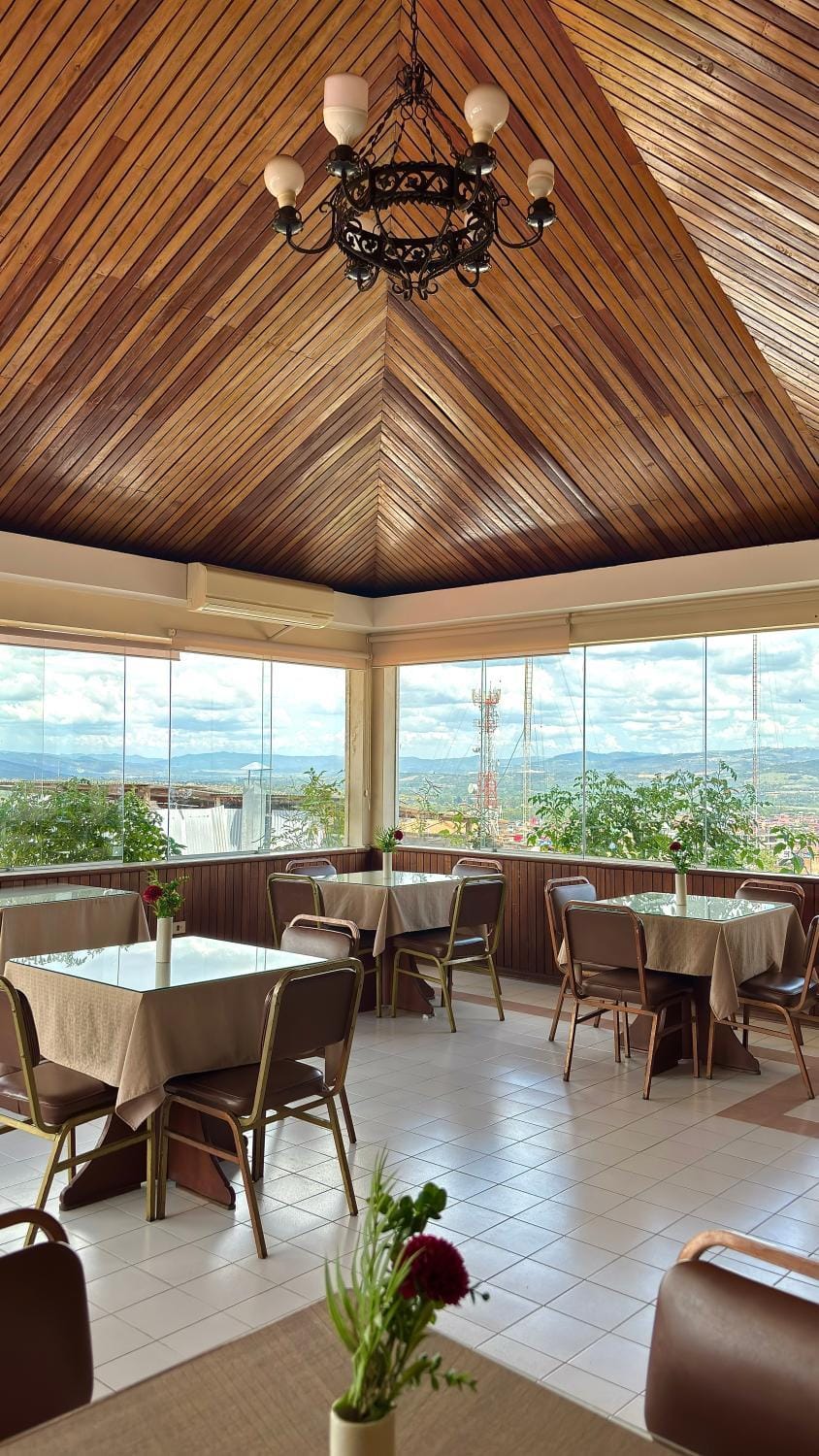 Restaurant/places to eat, Dining area, City view, Mountain view, Breakfast