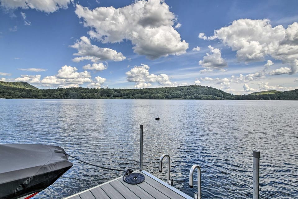 Lakefront Family Retreat: Skiing & Mountain Biking House in Woodstock