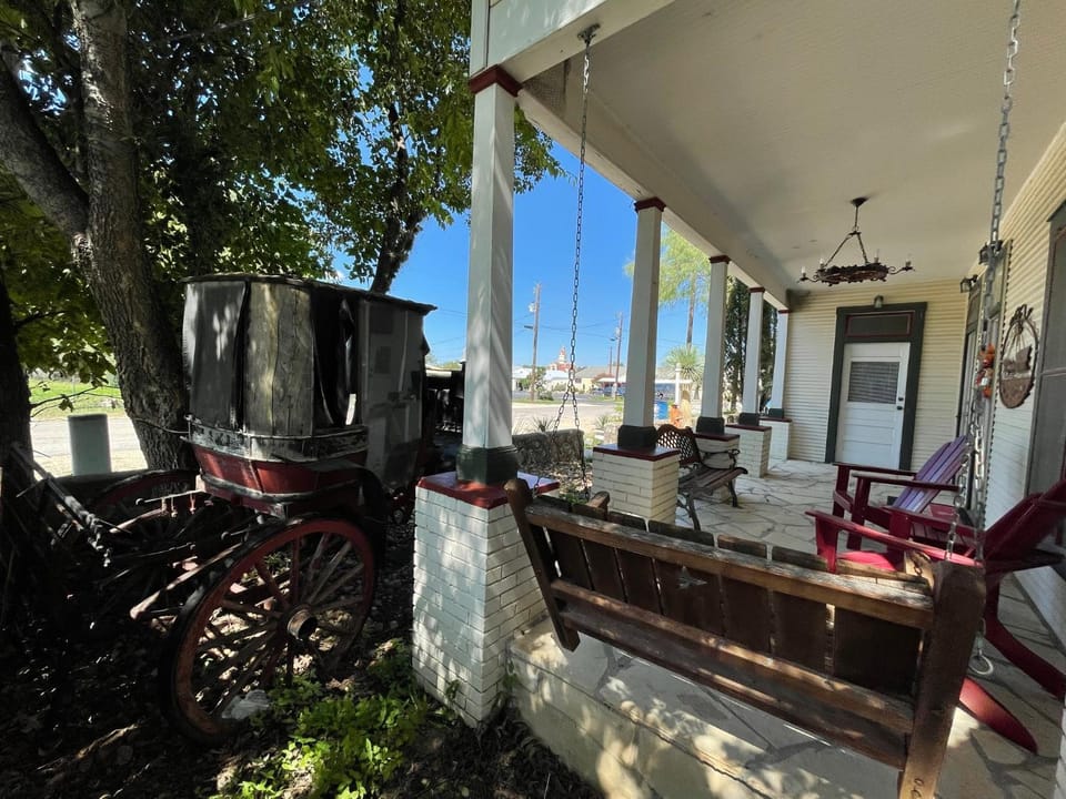 Carriage Inn Bandera Suite 2 Hotel in Lakehills