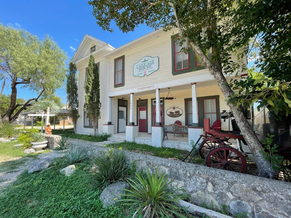 Carriage Inn Bandera Suite 2 Hotel in Lakehills