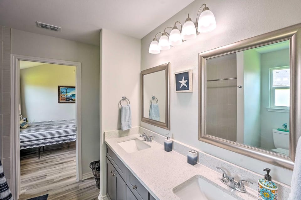 2 Mi to Boating RR Sea House in Aransas Pass! House in Aransas Pass