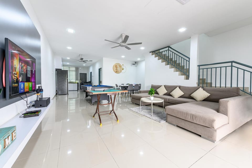 Karaoke, Living room, Seating area, Entertainment