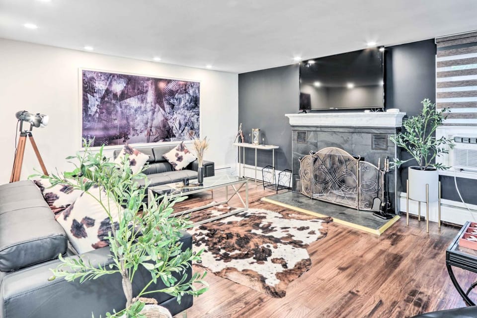 Upscale Waterbury Retreat w/ Indoor Hot Tub! House in Waterbury